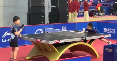 VIDEO: Đối thủ phát bóng khó chịu, bé trai cay cú nhưng không làm được gì