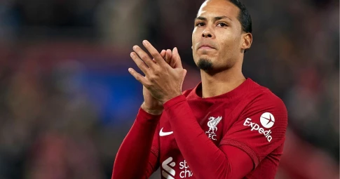 Liverpool hụt top 4, Van Dijk đi bán đồ ăn ở McDonald