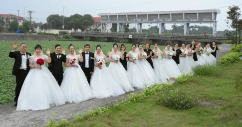 Chuyện xúc động sau bức ảnh 12 cụ bà mặc váy cưới ở Hải Dương