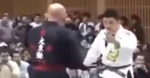VIDEO: Đại sư Nhật Bản dùng võ truyền điện thách đấu tay đấm MMA và cái kết 'ối làng nước ơi'