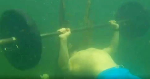 Huấn luyện viên Nga lập kỷ lục rúng động khi nâng tạ dưới nước