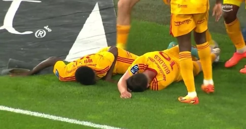 VIDEO: Bị CĐV đẩy nhẹ, cầu thủ người Pháp đổ gục vì chấn động não