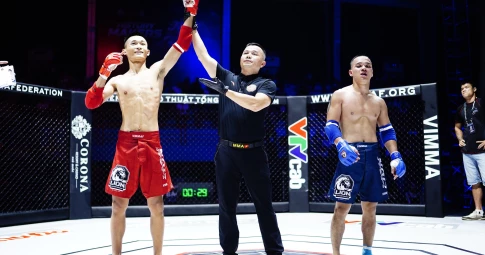 VIDEO: Trận chiến long trời nở đất của 2 võ sĩ MMA Việt Nam