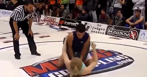 VIDEO: Trận đấu võ nhạy cảm giữa một nam và một nữ, khiến khán giả đỏ mặt không dám nhìn