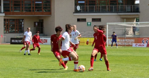 Những cô gái vàng bóng đá Việt Nam thua đau trên đất Ba Lan
