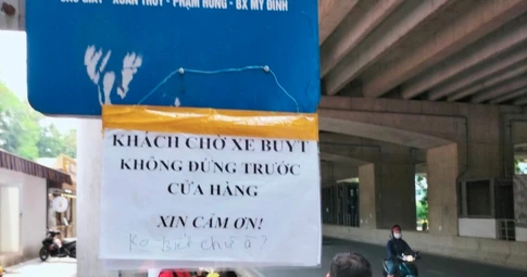 Hà Nội: Chủ quán treo biển "không biết chữ à" đuổi khéo người chờ xe buýt