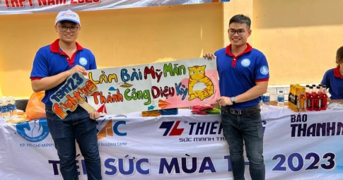 Đội hình tiếp sức mùa thi tốt nghiệp THPT 2023: Nhiệt huyết trước khu vực thi, lên dây cốt tinh thần cho triệu sĩ tử