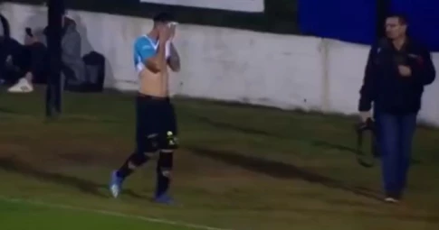 VIDEO: Cầu thủ bị đuổi thẳng cổ chỉ sau 5 phút vào sân vì lý do không ai ngờ