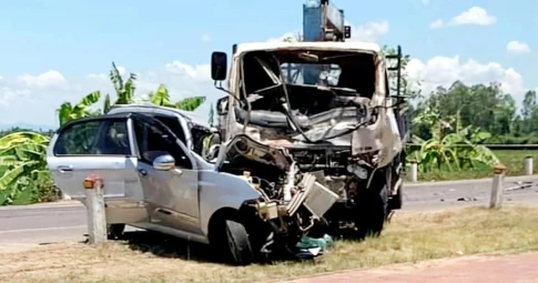 Ô tô nát bét sau tai nạn, tài xế tử vong trên ghế lái