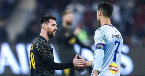 Ronaldo tuyên bố bất ngờ ngay sau khi Messi đến Mỹ thi đấu