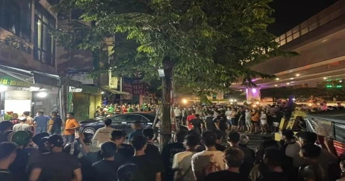 Hà Nội: Ô tô Camry lao lên vỉa hè, tông trúng 3 người ngồi uống trà đá