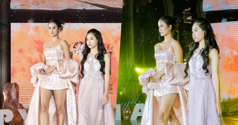 Mẫu nhí Đặng Minh Anh sánh đôi cùng siêu mẫu Hương Ly, "khuấy đảo" show diễn thời trang giữa lòng Thủ đô 