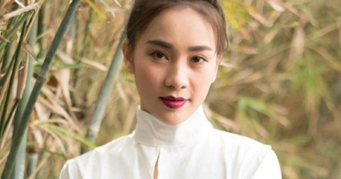 Nữ ca sĩ xinh đẹp phát hiện camera giấu kín trong phòng tắm khách sạn