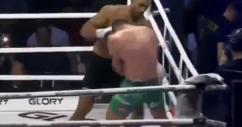 VIDEO: Võ sĩ bị đấm gục 3 lần vẫn ngược dòng thắng knock-out đối thủ