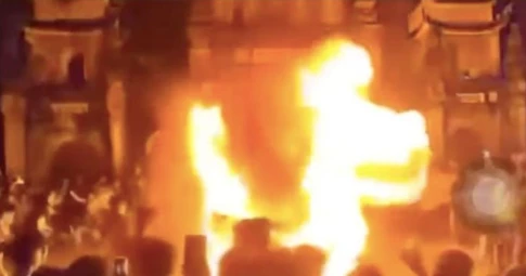 Múa lân phun lửa đêm Trung thu ở Hà Nội khiến 4 trẻ bị bỏng