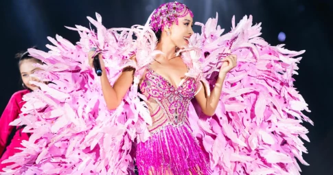 Thảo Trang mang cánh chim khổng lồ dài 2m, trình diễn ca khúc mới tại bán kết Miss Cosmo Vietnam