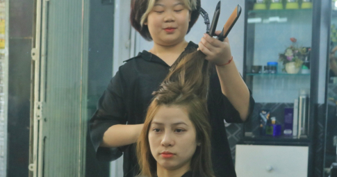 Bé gái 12 tuổi làm thợ chính salon tóc có tiếng ở TP.HCM và câu chuyện người cha