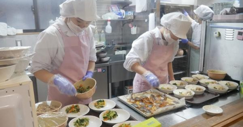 Nhật Bản: Kinh hoàng vụ nhân viên trường học trộn chất thải vào thức ăn trưa của học sinh