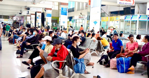 TP.HCM trước lễ: Bến xe, sân bay đông đúc '4 ngày không về quê thì tiếc lắm'
