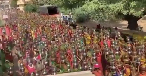 "Lờ" lệnh giãn cách, hàng nghìn người Ấn Độ tụ tập cầu nguyện mong covid-19 sớm qua