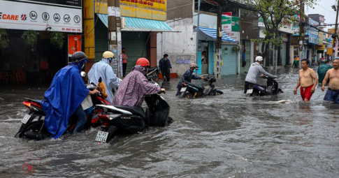 TP.HCM sáng 25/5 mưa lớn, những tuyến đường ngập nặng gây cản trở giao thông