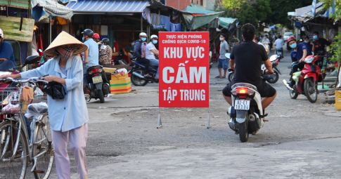 Đã có quy định 5 hành vi và mức phạt nhưng chợ tự phát vẫn tụ tập đông người dân