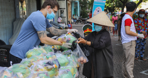 Người lao động TP.HCM cần làm gì để được nhận tiền từ gói hỗ trợ 886 tỷ đồng