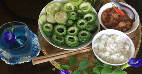Bỏ phố về quê 'an dưỡng', hạnh phúc những bữa cơm rau trái vườn nhà trong mùa dịch