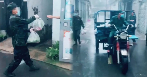 Xúc động clip dầm mưa đi giao lương thực cho dân: Cố gắng không để ai bị đói