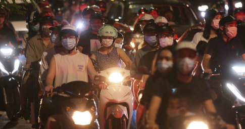 Trả giá đắt vì "biển người" đêm trung thu, nguy cơ dịch bùng ở Hà Nội