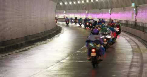 Đà Nẵng: Lần đầu tiên mở hầm Hải Vân để người dân chạy xe máy về quê