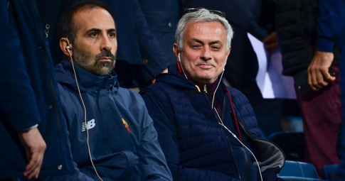 HLV Mourinho đeo tai nghe để chỉ đạo trong trận thắng của Roma