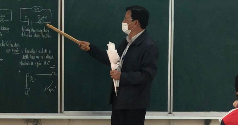 Bất ngờ được tặng nhân 20/11, thầy giáo nghẹn ngào vừa cầm hoa vừa đứng giảng bài suốt buổi học