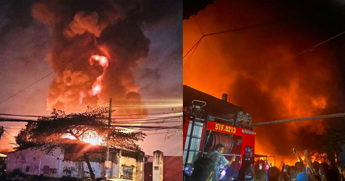 Nhà xưởng ở quận 12 cháy lớn, khói lửa cuồn cuộn sáng một góc trời đêm