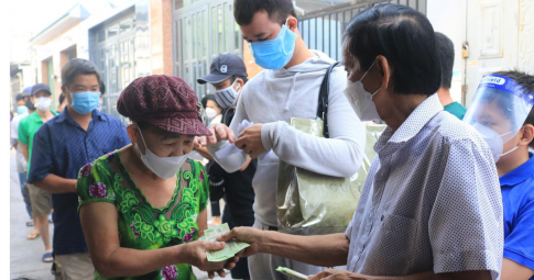 Chủ nhà trọ Sài Gòn cầm cọc tiền 120 triệu phát cho người thuê 'để dành ăn Tết'
