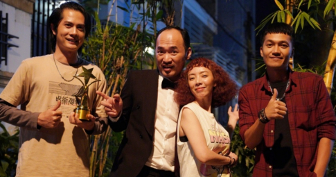 Tiến Luật bảnh bao nhận giải "Ngôi sao xanh", tự hào khoe với Thu Trang ngay tại phim trường "Nghề siêu dễ"