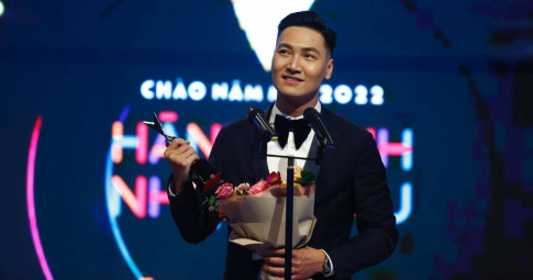 Mạnh Trường "nắm tay" Hồng Diễm nhận giải VTV Arward 2021, "Hương vị tình thân" cũng được xướng tên