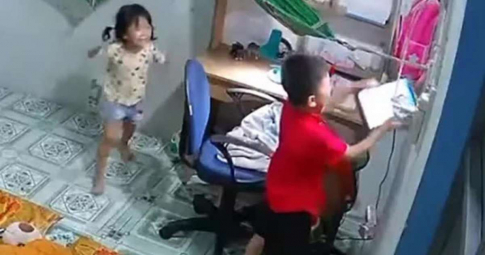 Cướp táo tợn phá cửa khiến 2 đứa bé khóc thét