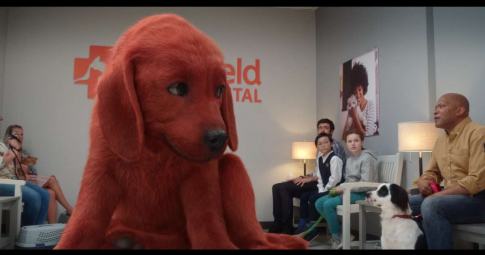 Chú chó đỏ khổng lồ bất ngờ xuất hiện, "phá banh" nhịp sống của một bạn trẻ "có trái tim tan vỡ"