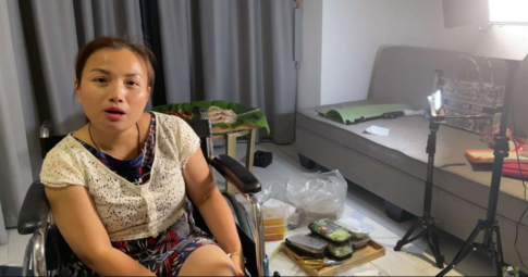 Quỳnh Trần JP gặp tai nạn phải ngồi xe lăn khi về Việt Nam, lý do khiến không ít người "sốc"