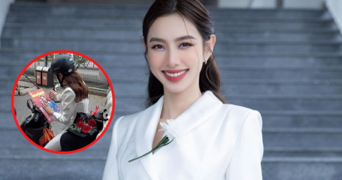 Hoa hậu Thùy Tiên lên đồ "sang chảnh" nhưng lại tự lái xe máy, chở trở lý đi sự kiện