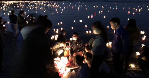 Xúc động hình ảnh người dân Hội An thả hàng nghìn hoa đăng trên biển Cửa Đại tưởng niệm nạn nhân vụ lật tàu