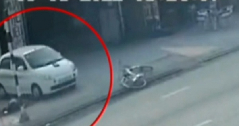 Người đàn ông bỏ lại xe đạp, nghi trộm ô tô đỗ trước sân nhà