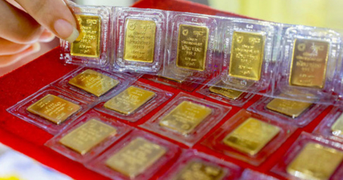 Giá vàng tiếp tục lao dốc thẳng đứng, người mua lỗ hơn 7 triệu đồng/lượng chỉ sau 3 ngày