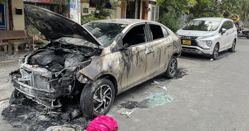 3 ô tô bị đốt cháy rụi ở TP.HCM, nghi vấn một người đàn ông phóng hỏa