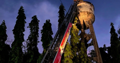 Giải cứu người phụ nữ mang thai trèo lên đỉnh tháp nước cao 25m