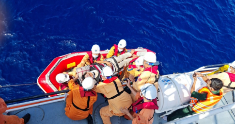 Cứu nạn thành công ngư dân Quảng Nam bị tai nạn nghiêm trọng trên biển