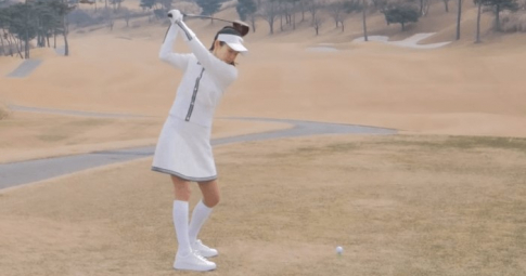 Son Ye Jin trổ tài đánh golf cực chuẩn, Hiền Hồ còn phải học hỏi nhiều!