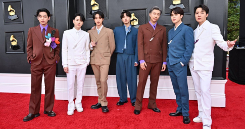 BTS xuất hiện trên thảm đỏ Grammy 2022: Em út Jungkook quá ngầu, "chặt đẹp" các anh