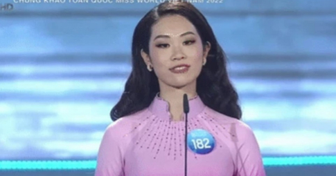 Thí sinh Miss World Vietnam ứng xử ấp úng, thuyết trình lòng vòng chưa xong đã hết giờ